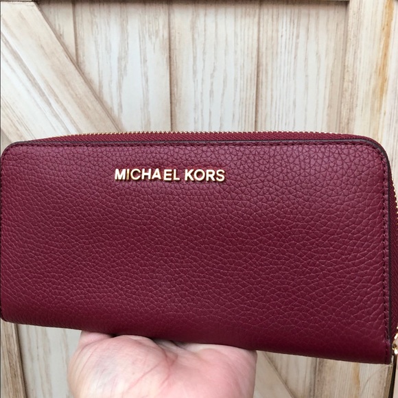 Michael Kors Handbags - NWT Michael Kors Jet Set item wallet